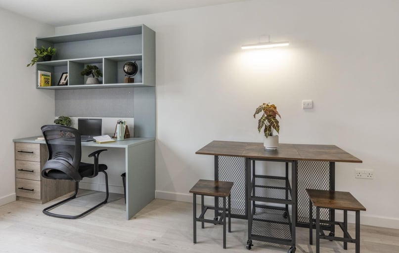 Boston Manor Road, West Ealing, London - Image 1